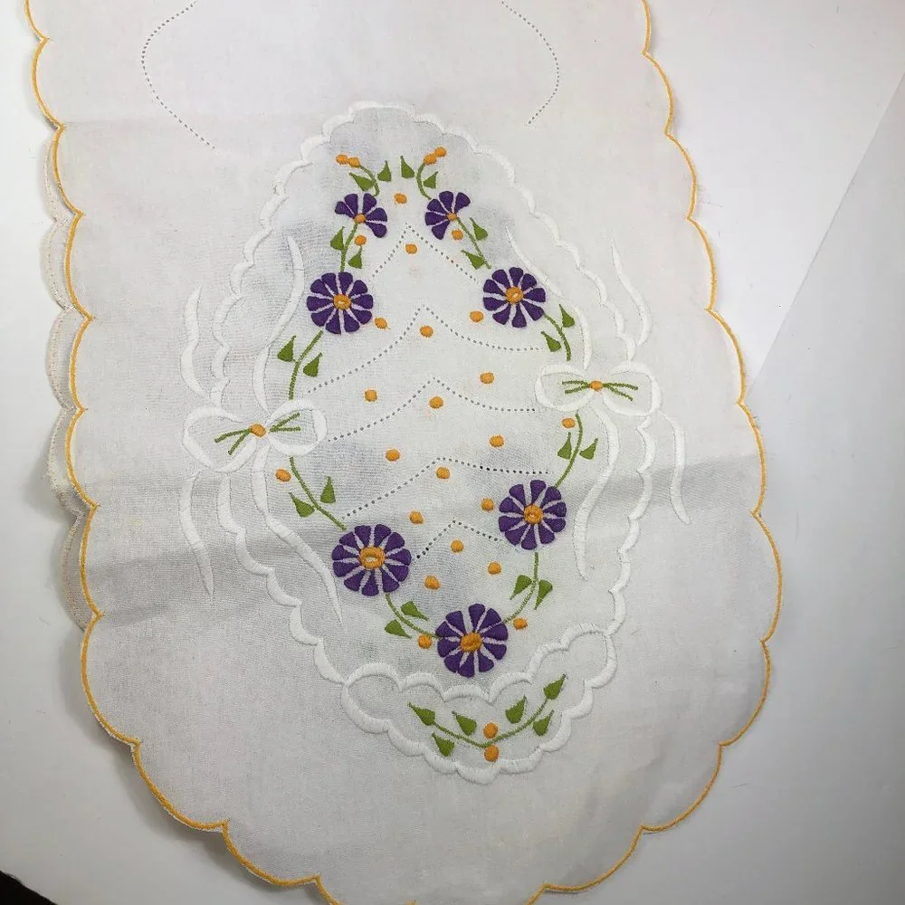 European Vintage (80's) Embroidered Floral & Scalloped Table Runner Cottagecore